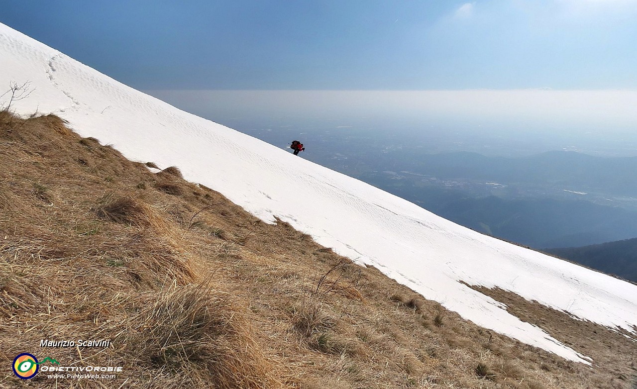 50 Linzone, versante sud... In discesa libera a secco verso le pianure....JPG